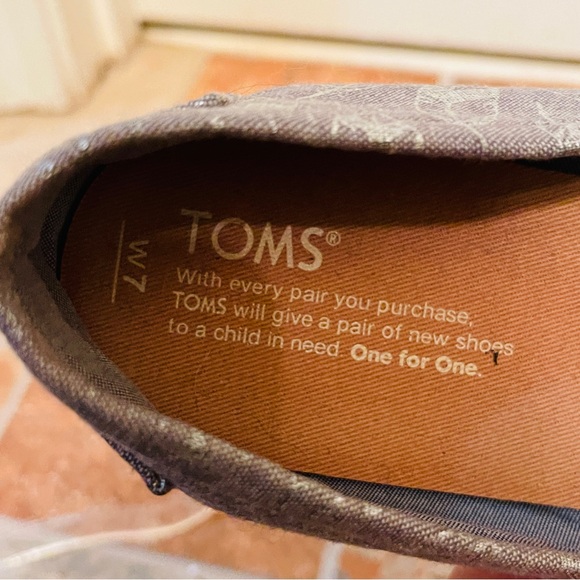 🍃Toms Gray/Metallic Silver Leaf Pattern Flats! - Picture 8 of 9